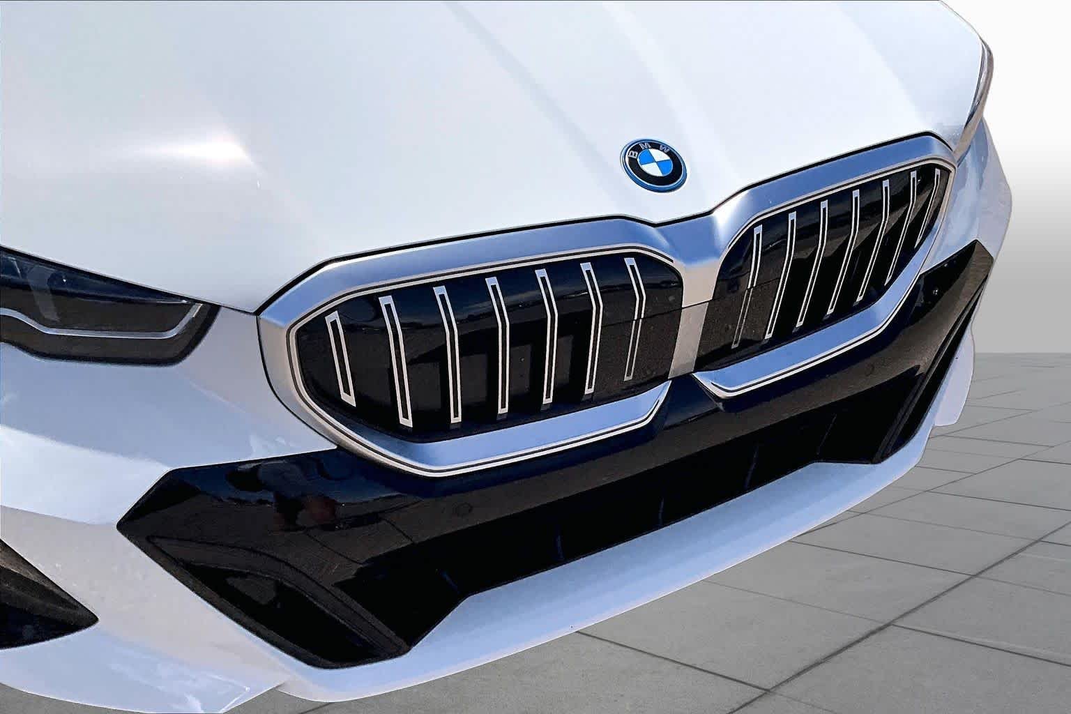 Used 2026 Alpine White BMW 550e xDrive image 27