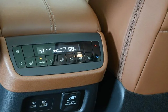 Used 2025 White Nissan Platinum image 23