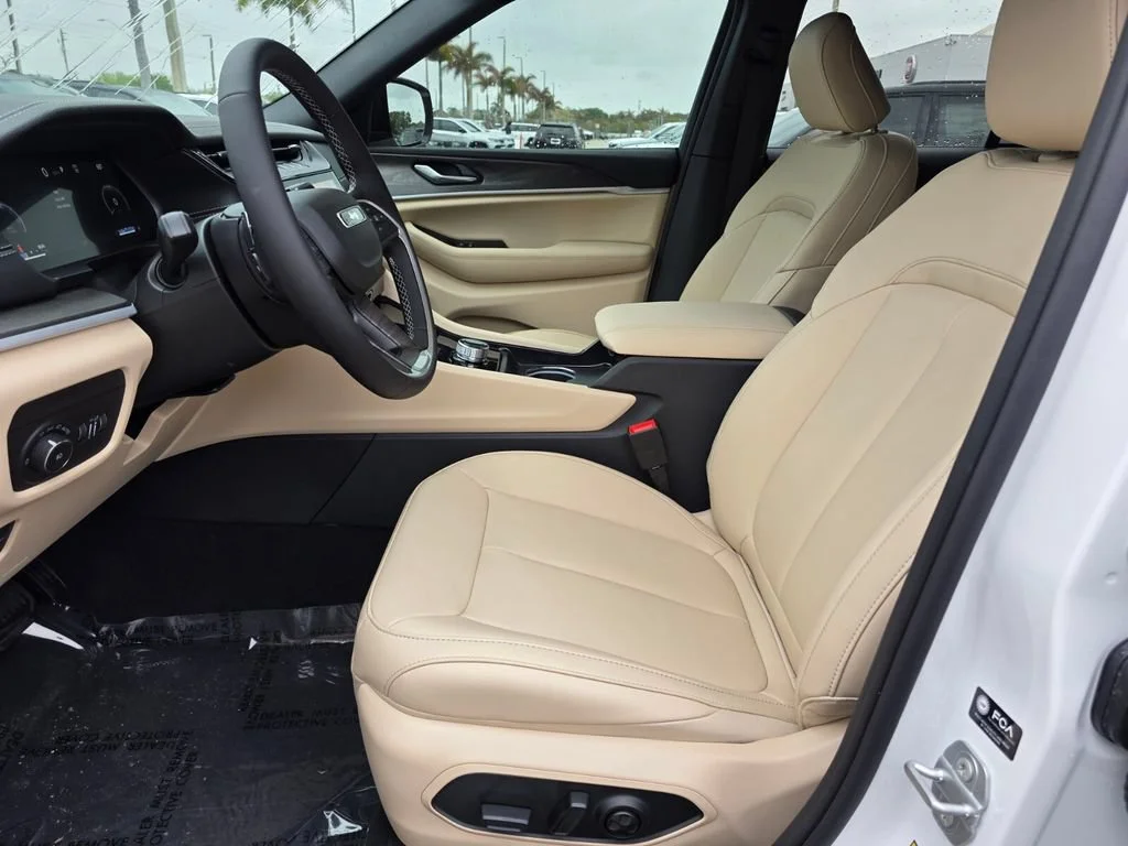 New 2026 Bright White Clear-Coat Exterior Paint Jeep Limited image 13