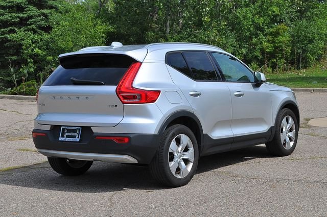 Used 2019 Silver Volvo Momentum image 3