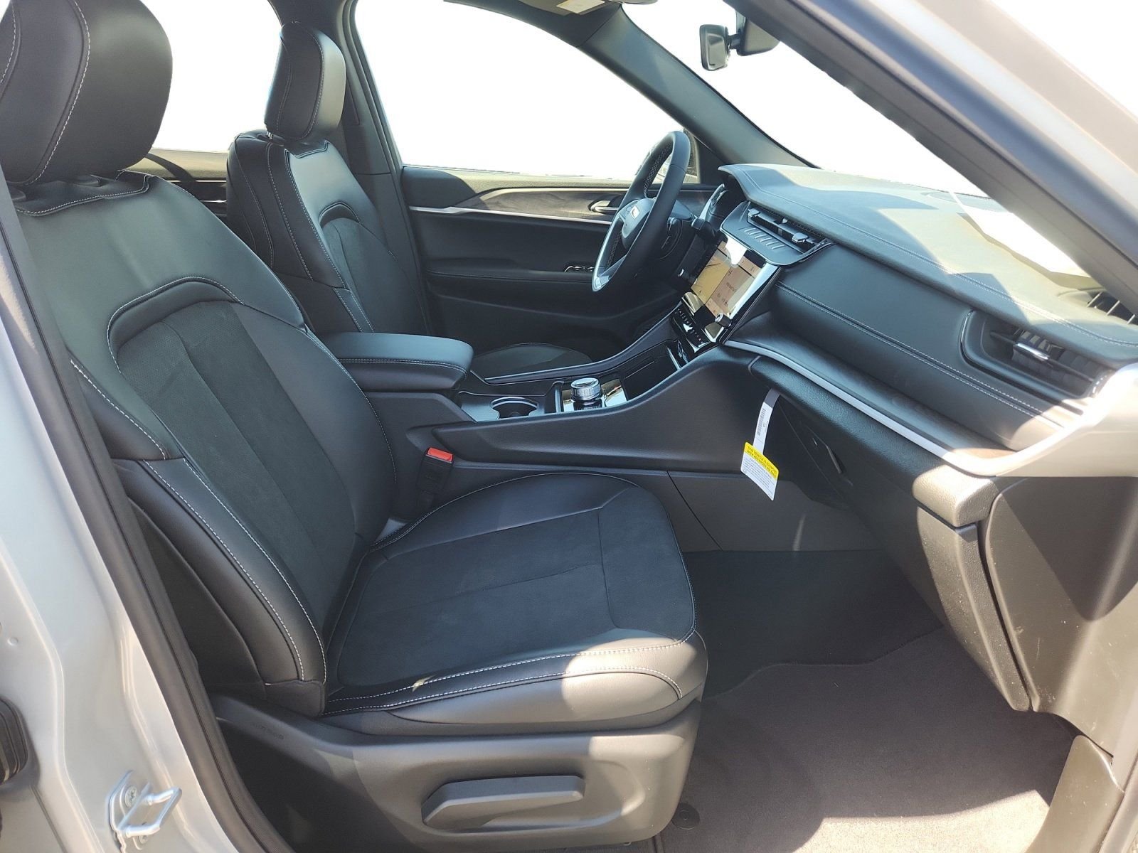 New 2026 Silver Zynith Exterior Paint Jeep Altitude image 15