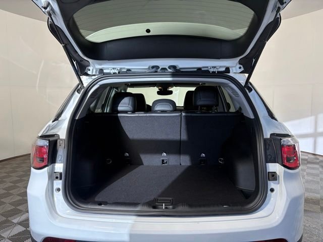 Certified Used 2022 White Jeep Latitude Lux image 9