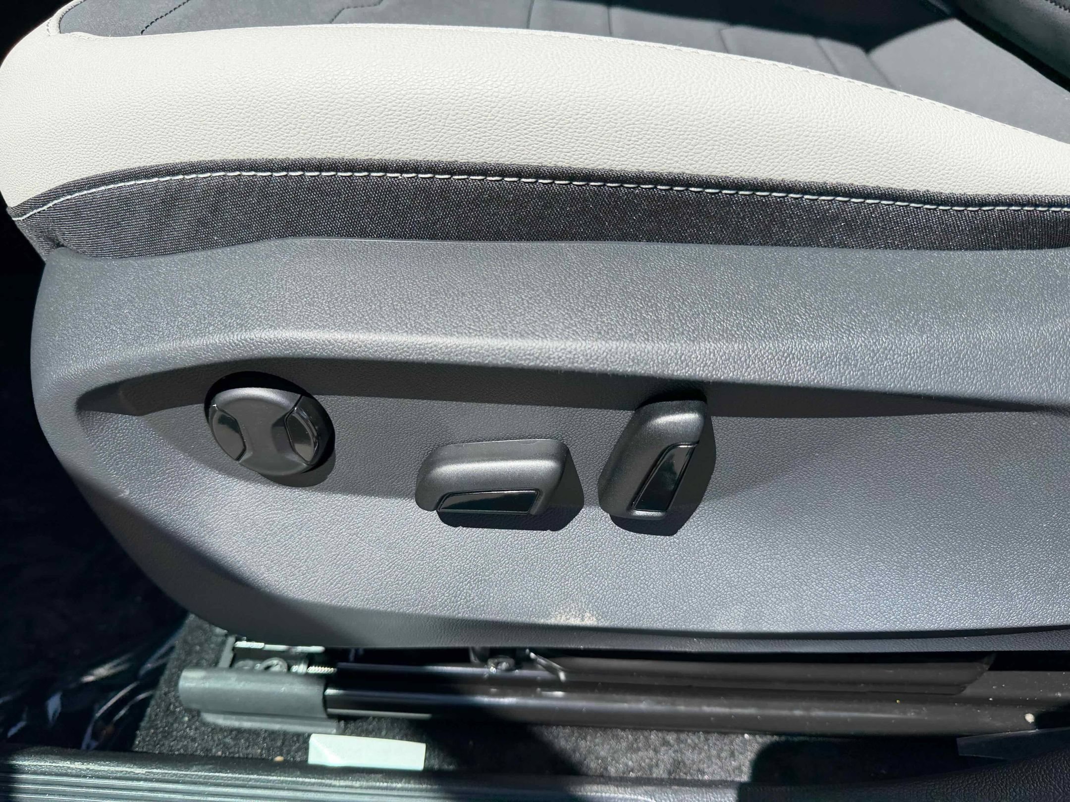 New 2026 Platinum Gray Volkswagen SE image 15