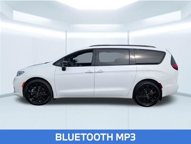Used 2025 White Chrysler Limited image 2