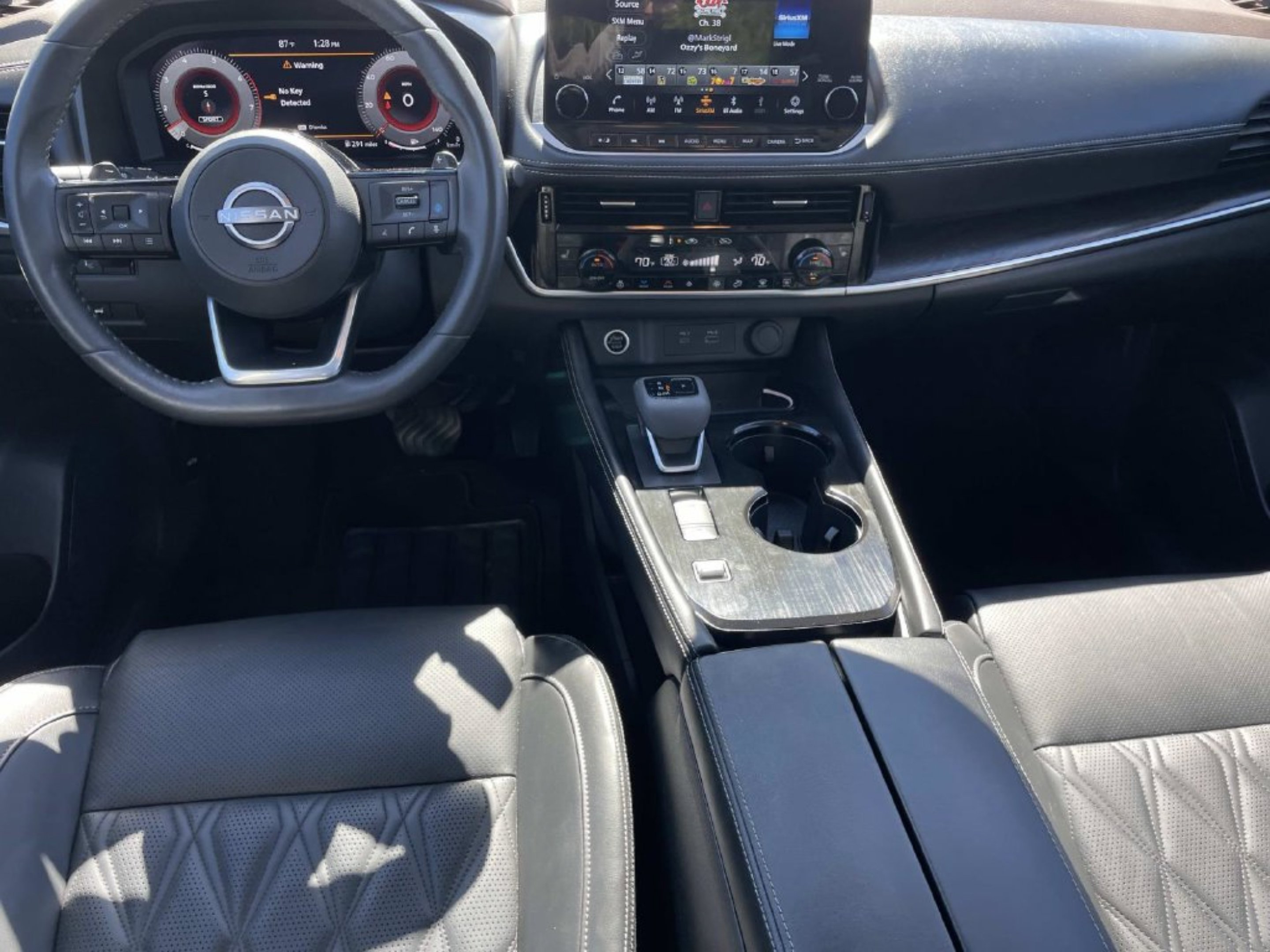 Used 2022 Gold Nissan Platinum image 9