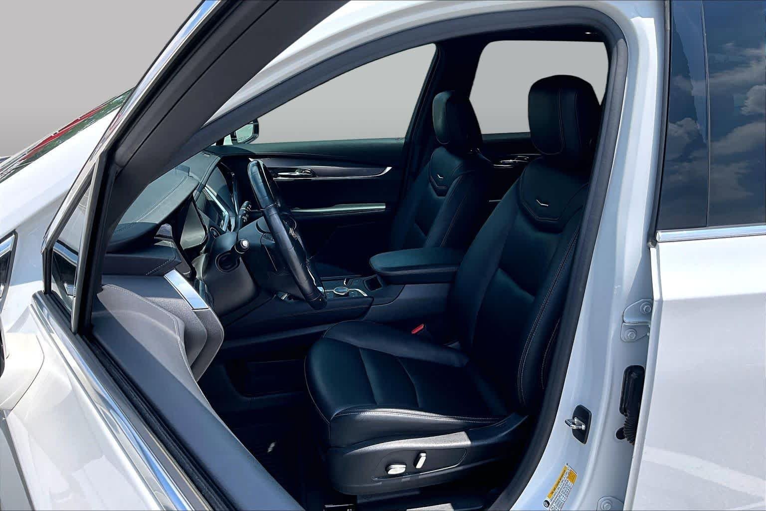 Used 2021 Crystal White Tricoat Cadillac Luxury image 8