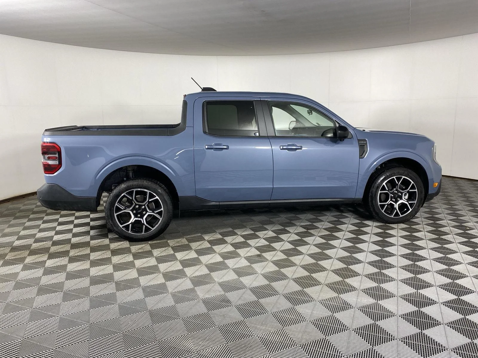 Used 2025 Azure Gray Metallic Ford LARIAT image 8
