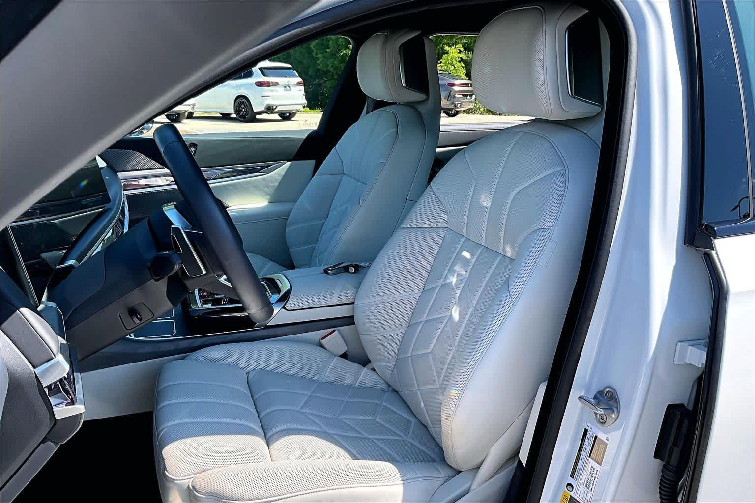 2025 BMW 7 Series 750e - Photo 7