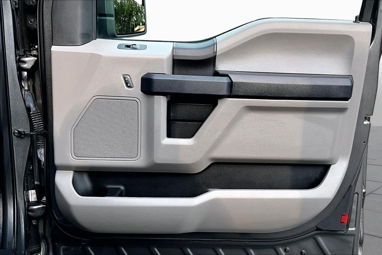 Used 2019 Magnetic Metallic Ford XL image 23