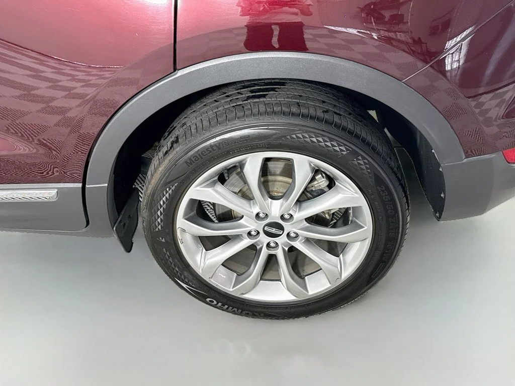 Used 2017 Burgundy Lincoln Select image 28