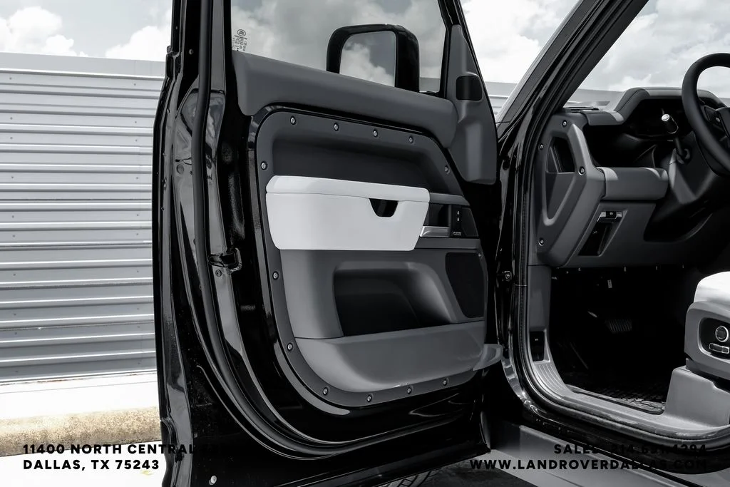 New 2026 Santorini Black Metallic Land Rover X-Dynamic SE image 38