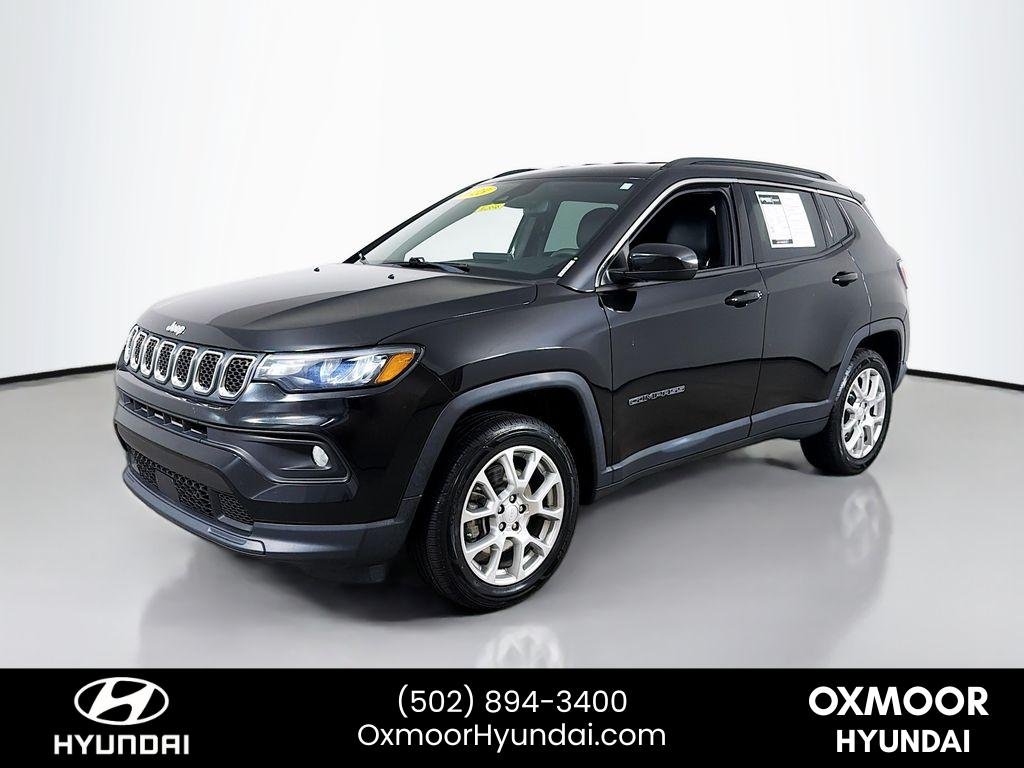 Used 2023 Diamond Black Crystal Pearlcoat Jeep Latitude Lux image 3