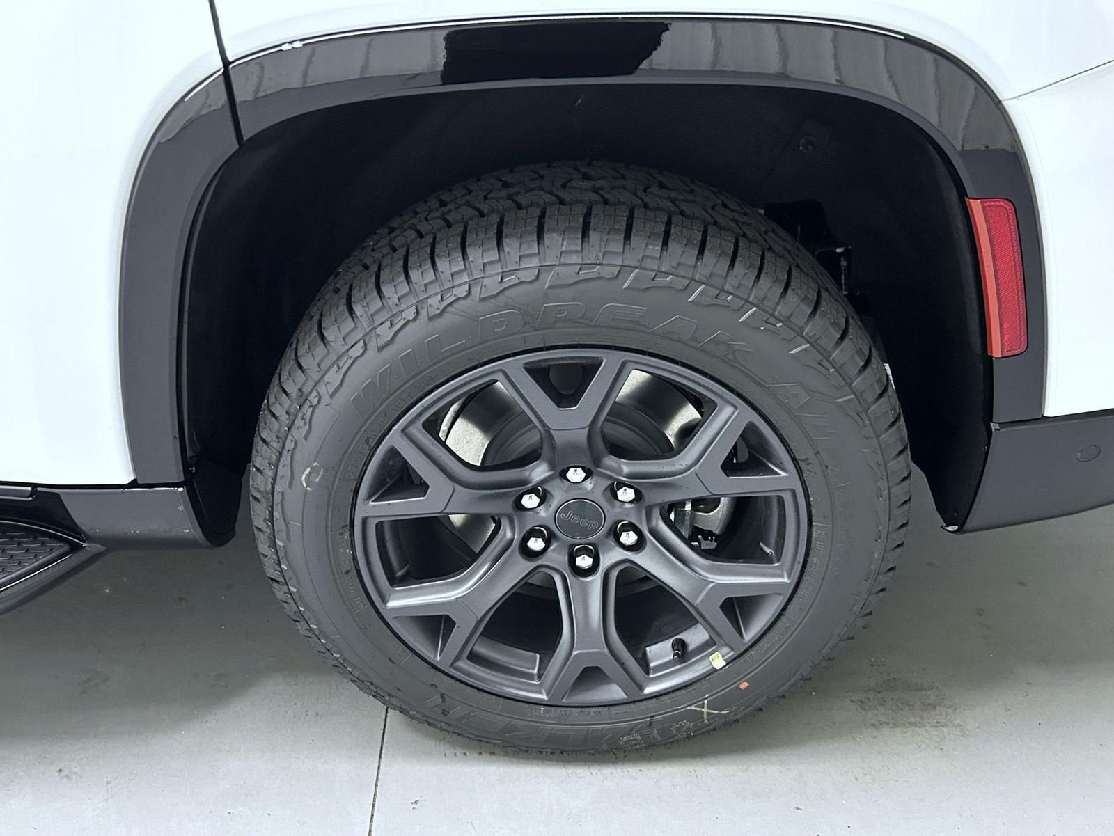 New 2026 Bright White Clear-Coat Exterior Paint Jeep Upland image 23