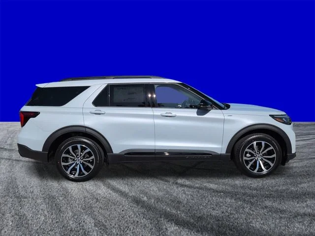 New 2026 Space White Metallic Ford ST-Line image 3