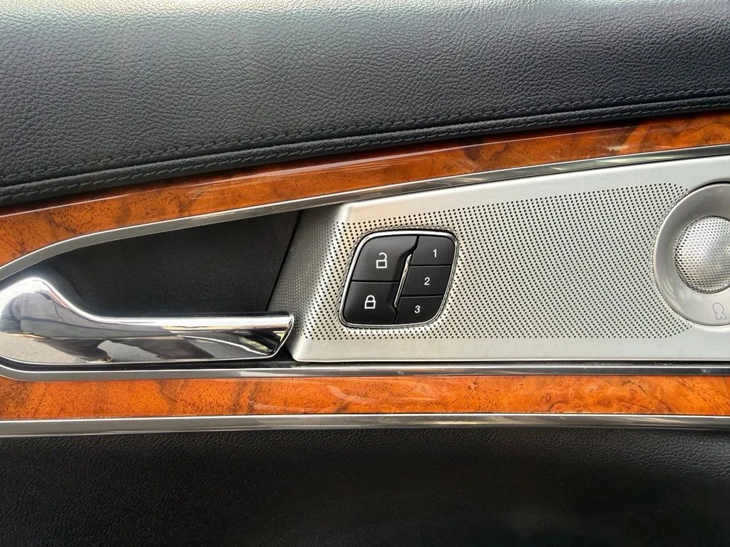 Used 2019 Black Lincoln Reserve image 16