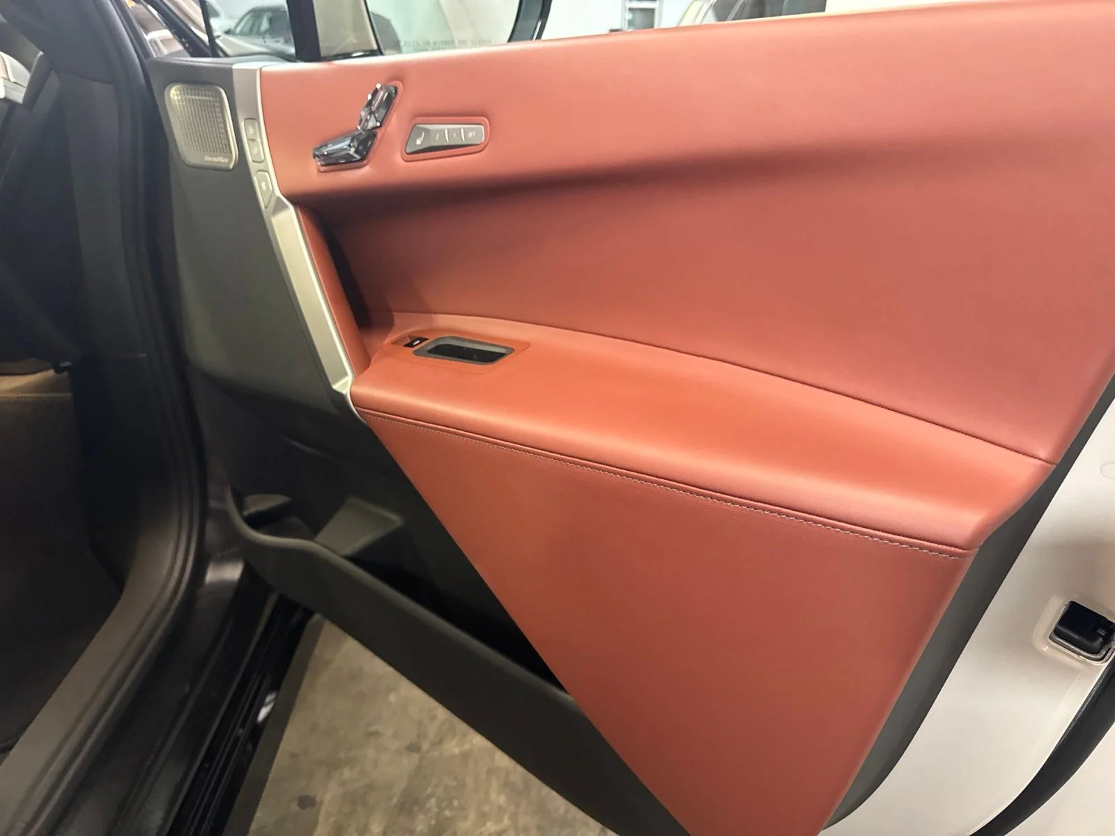 Used 2026 Beige BMW xDrive60 image 27