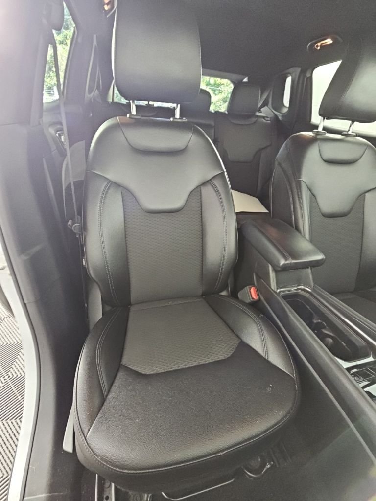 Used 2024 Silver Jeep Latitude image 22