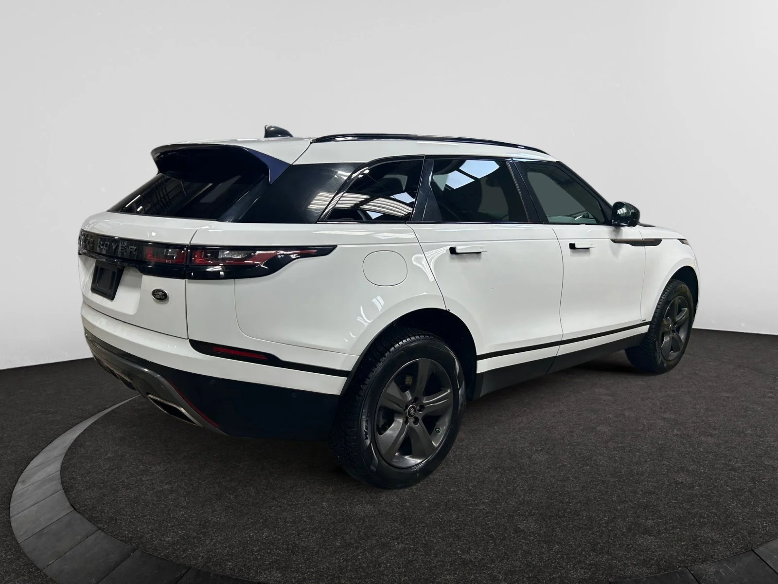 Used 2021 WHITE Land Rover R-DYNAMIC S image 5