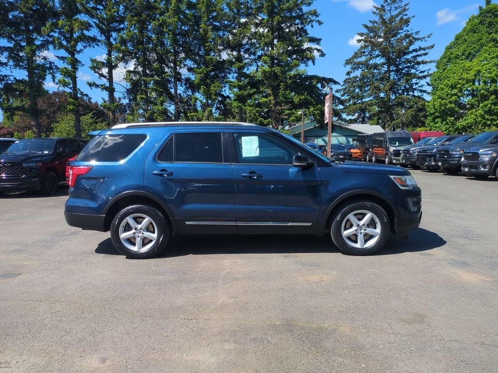 Used 2017 Blue Ford XLT image 8