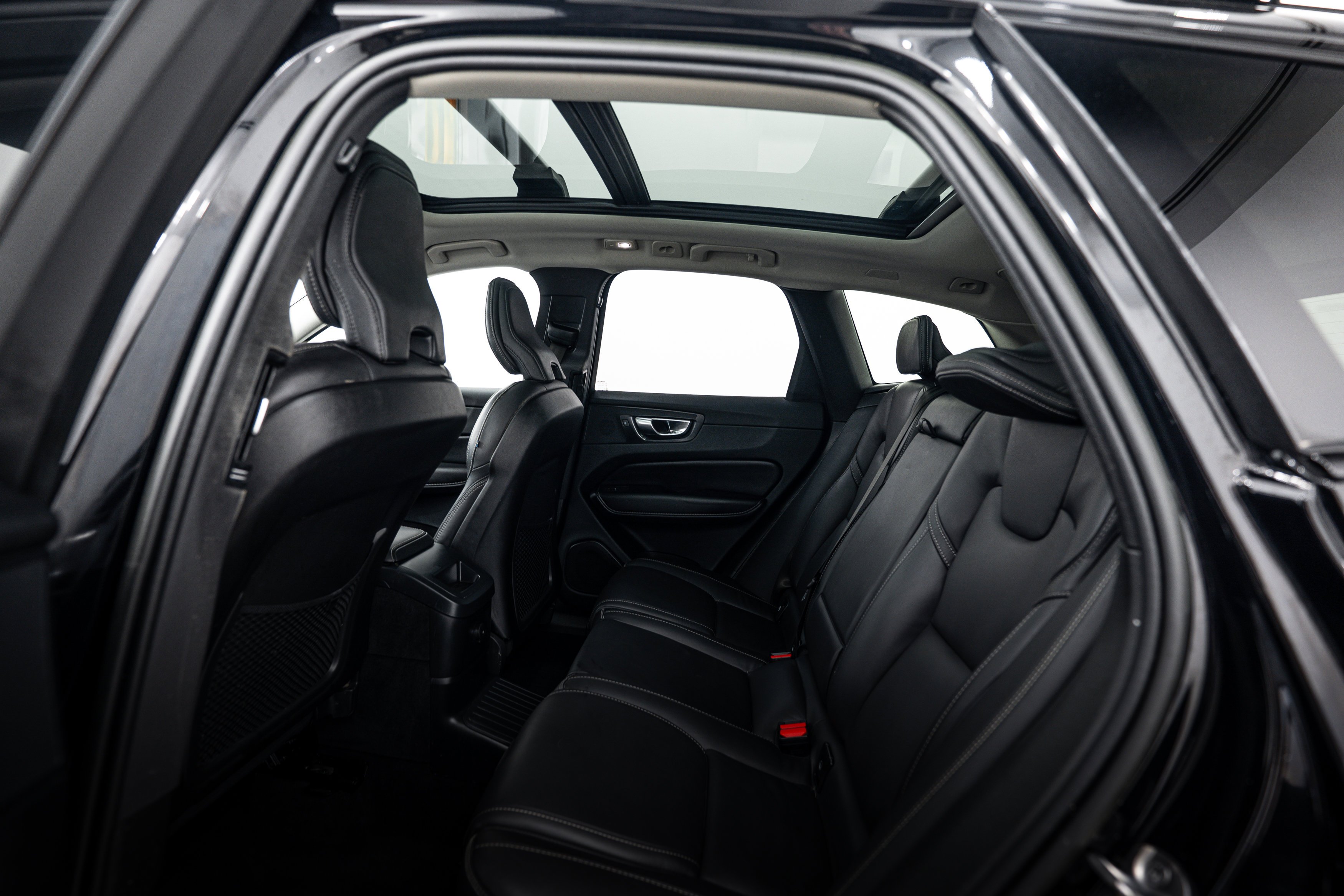 Used 2023 Onyx Black Metallic Volvo Ultimate Dark Theme image 18