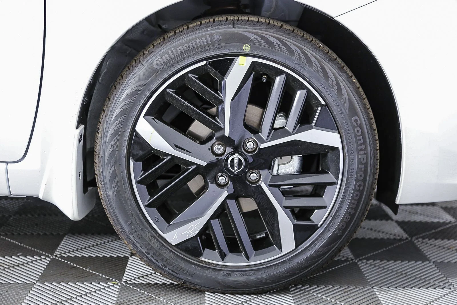 2025 Nissan Versa Sedan SR - Photo 10