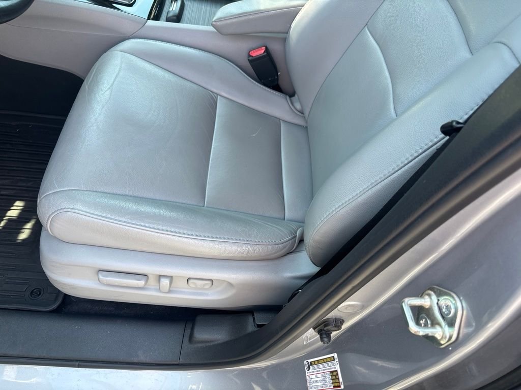 Used 2017 Lunar Silver Metallic Honda Touring image 9