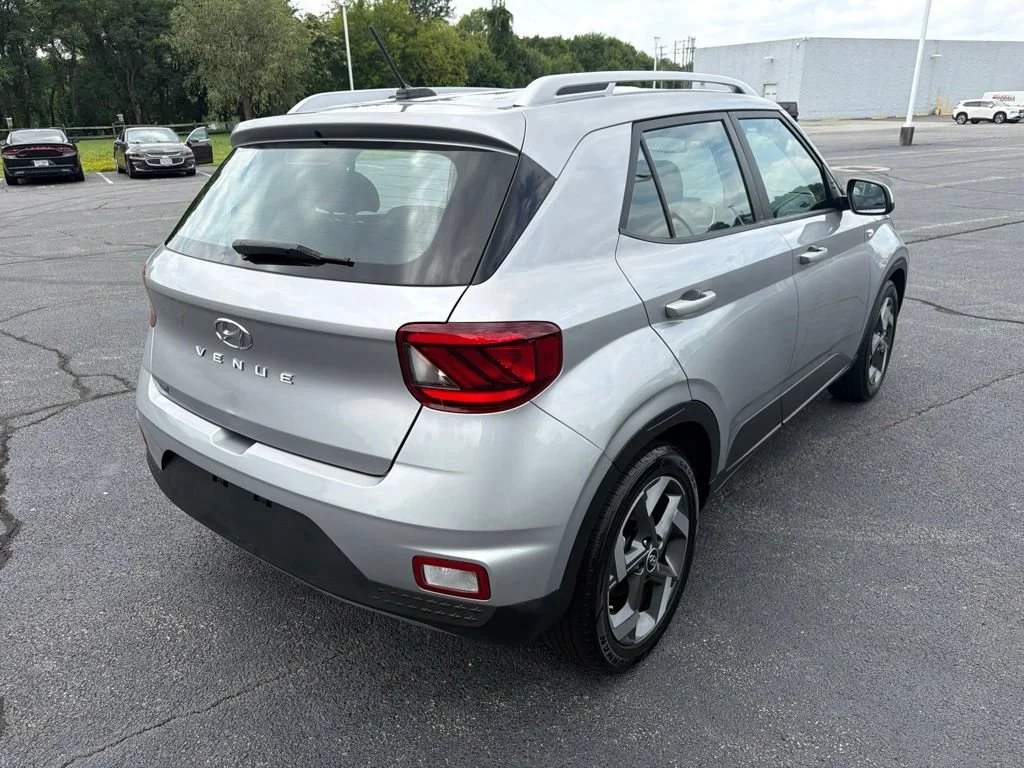 Used 2023 Stellar Silver Hyundai SEL image 9