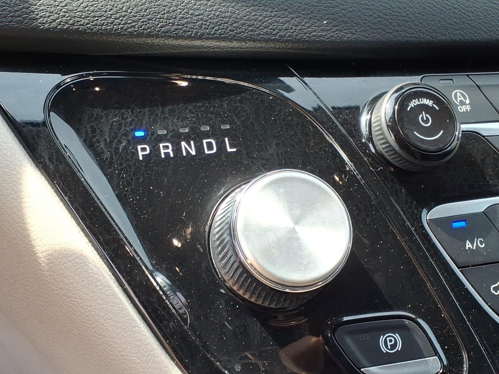 Used 2024 Diamond Black Crystal Pearlcoat Chrysler Touring L image 7