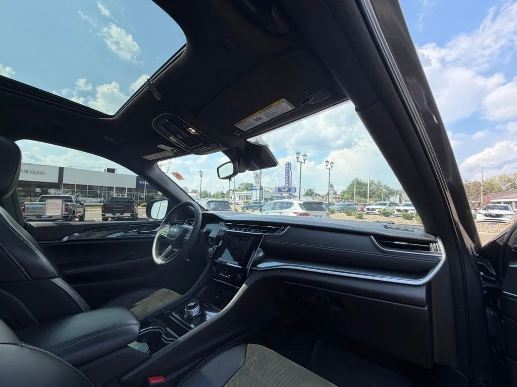 Used 2023 Gray Jeep Altitude image 10