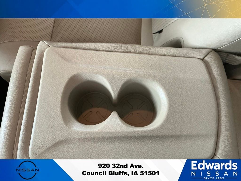 Used 2017 White Nissan  image 13