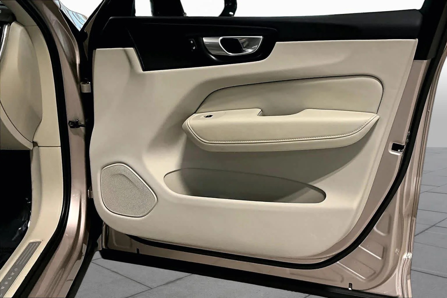 Used 2024 Bright Dusk Metallic Volvo Plus Dark Theme image 22