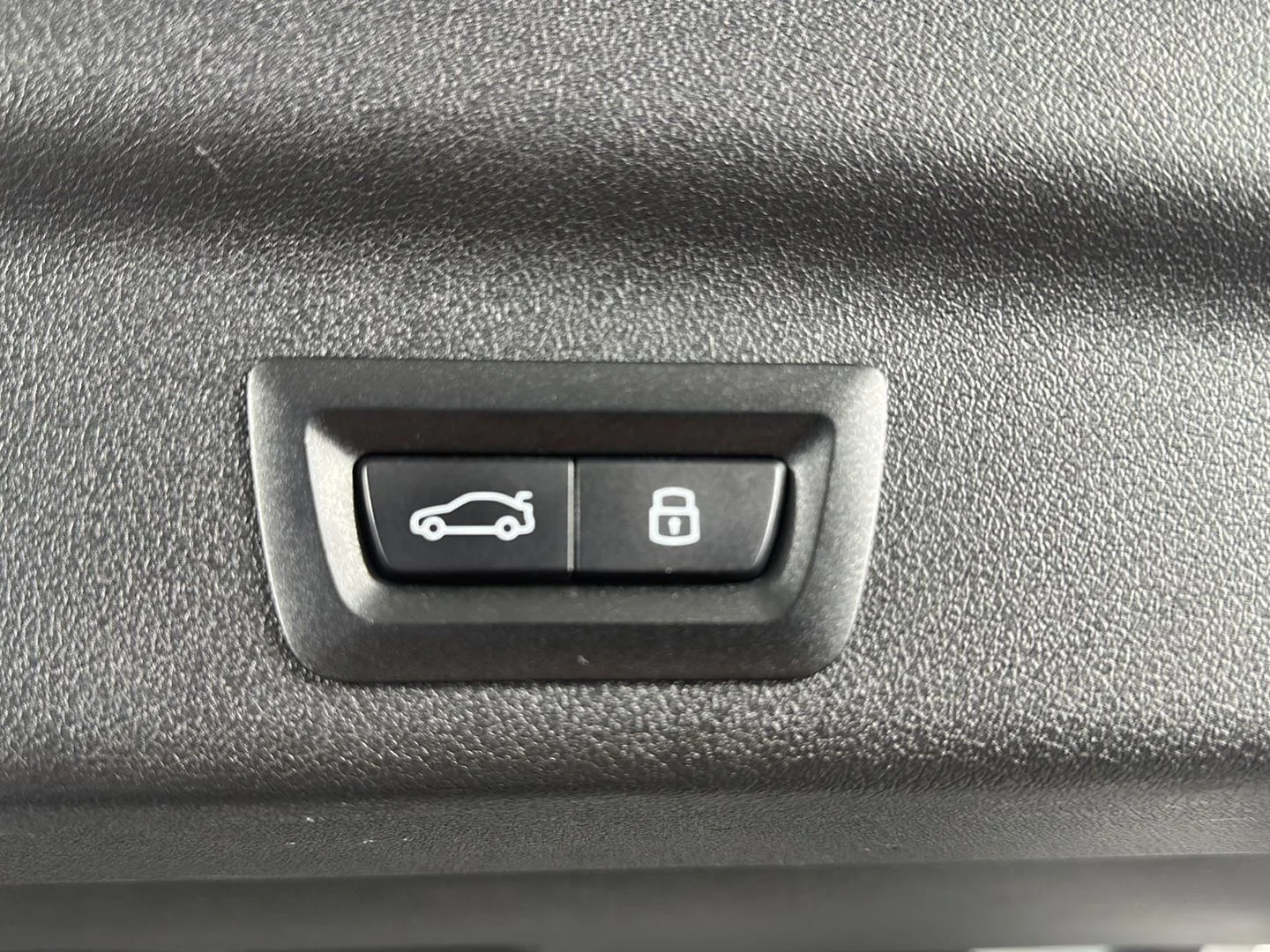 Used 2025 Mineral White Metallic BMW xDrive28i image 23