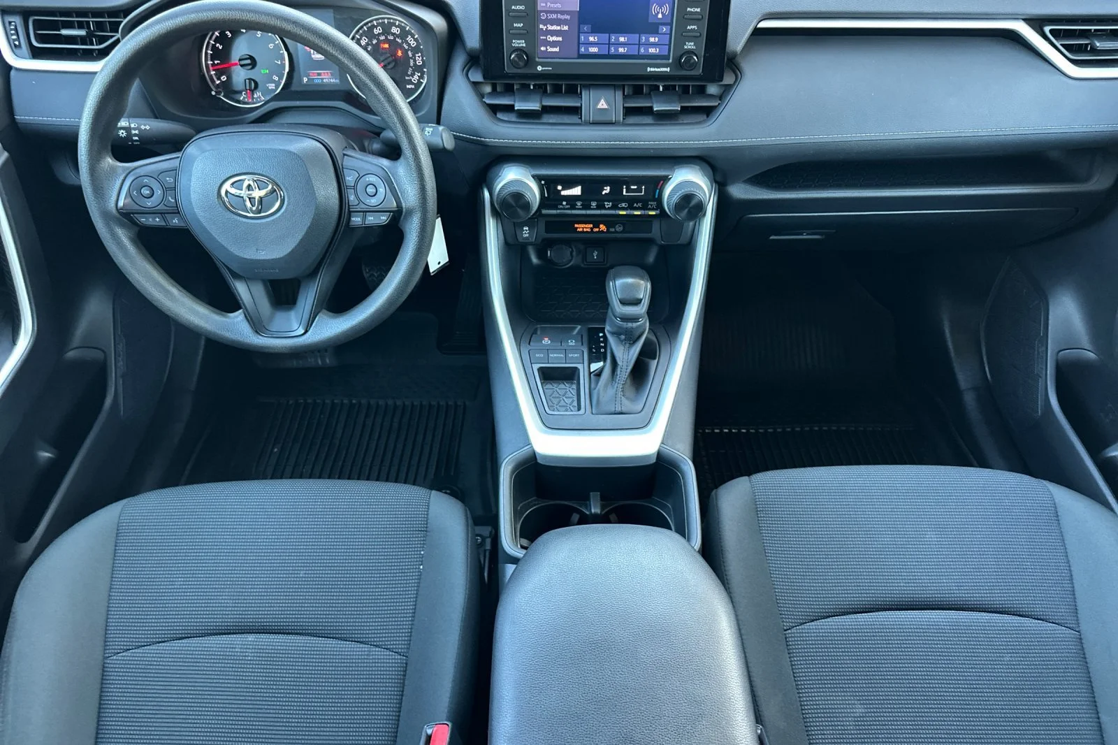2022 Toyota RAV4 LE - Photo 6