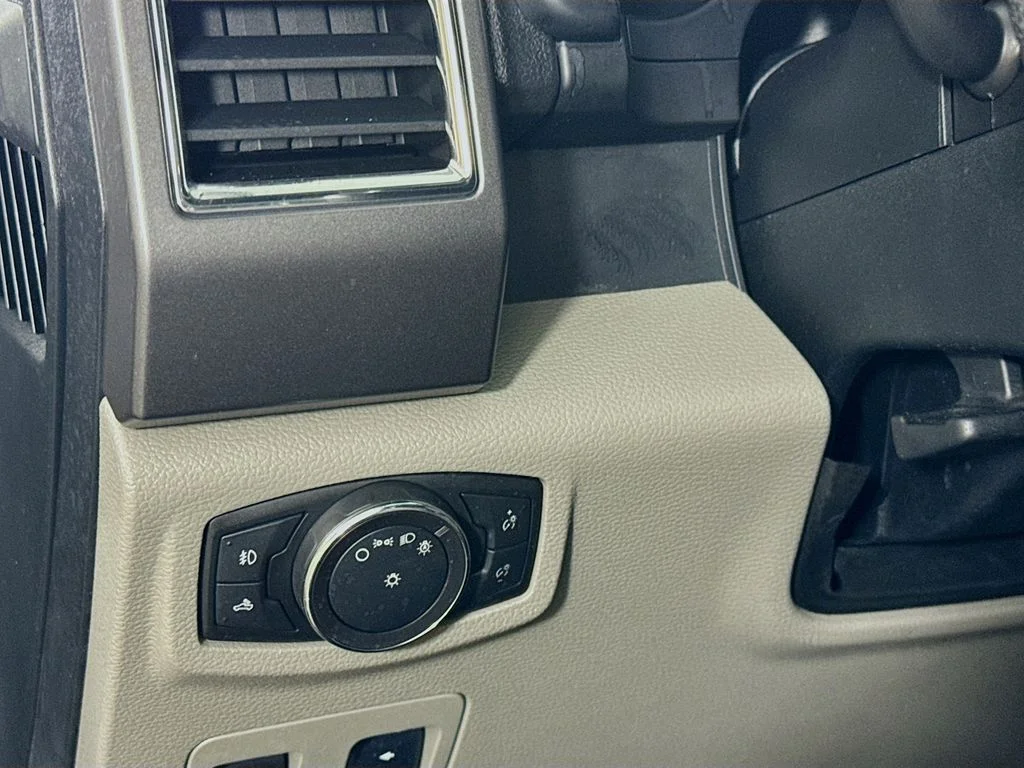 Used 2015 Gray Ford XLT image 10