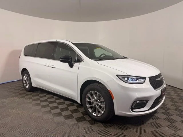 2026 Chrysler Pacifica Select AWD's photo