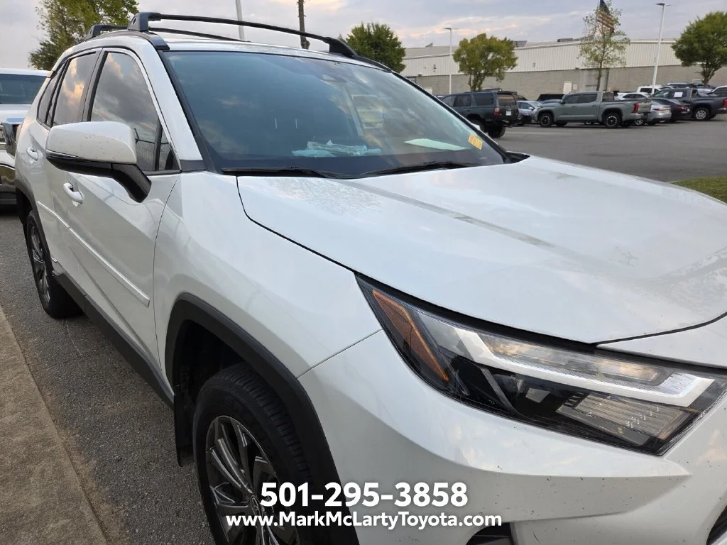 Used 2025 Beige Toyota XLE Premium image 9