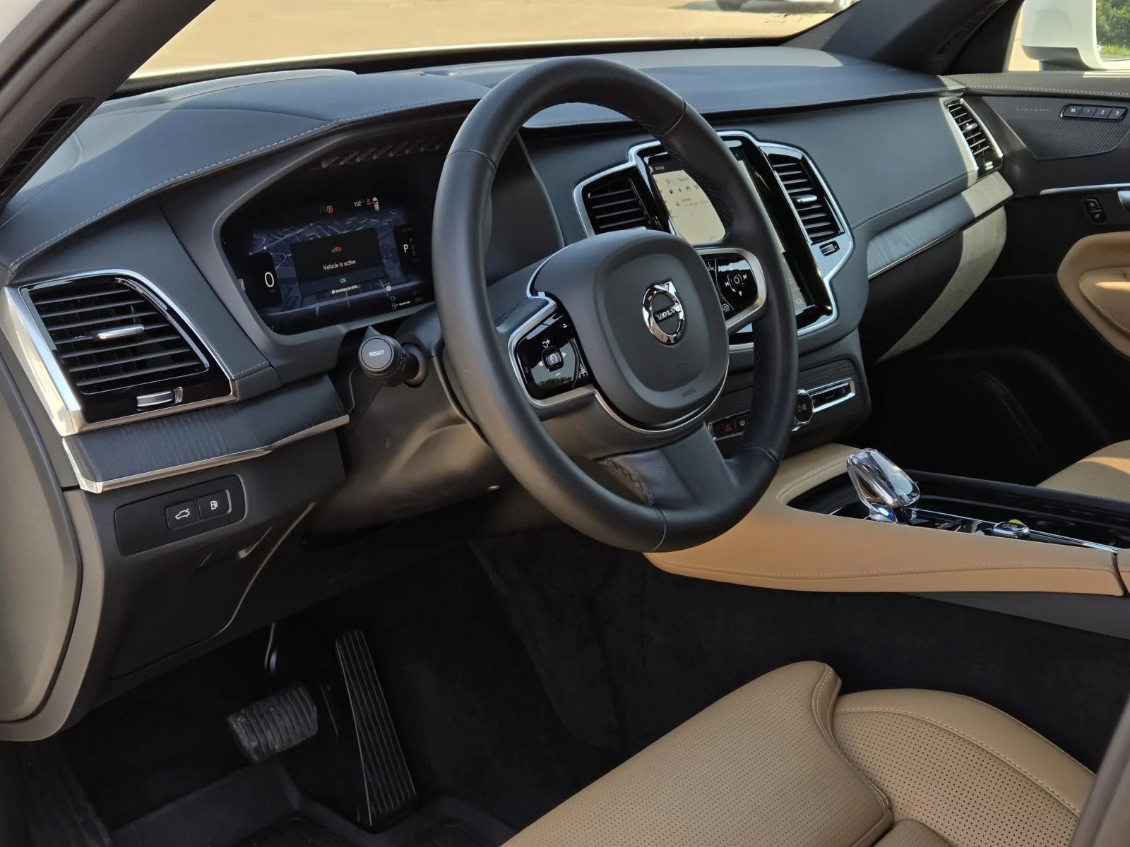 Used 2025 Crystal White Metallic Volvo Ultra image 36