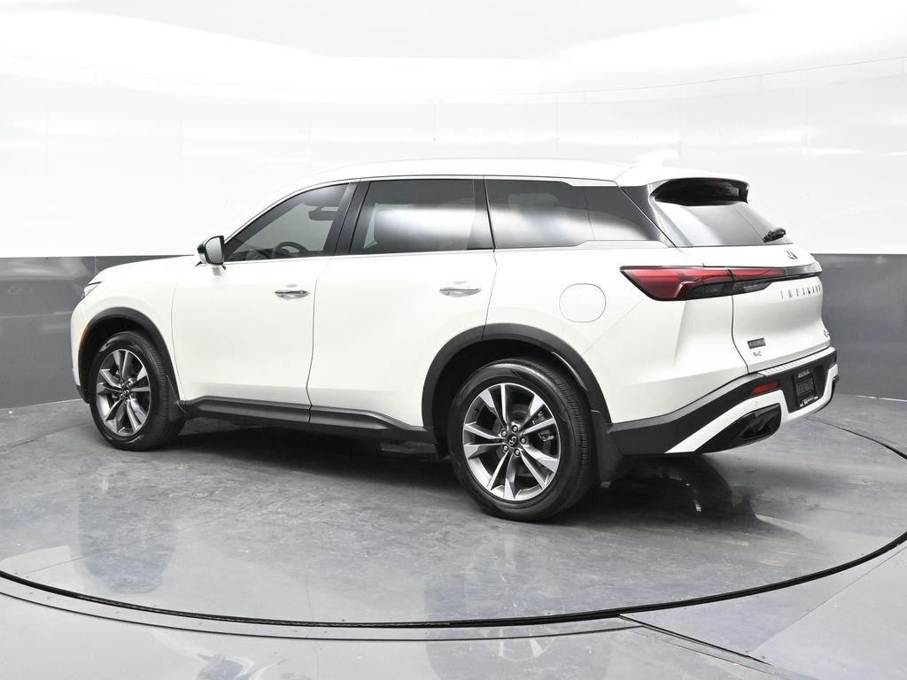 Used 2023 White INFINITI LUXE image 4