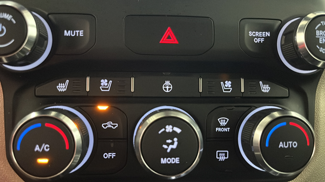 Used 2019 Diamond Black Crystal Pearlcoat Ram Laramie image 28
