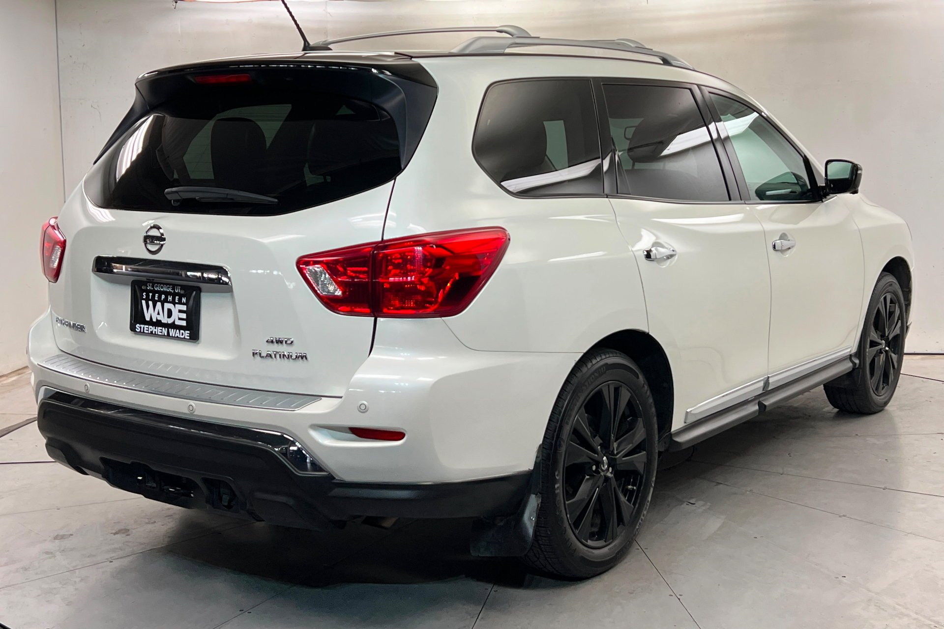 Used 2017 Pearl White Nissan Platinum image 6