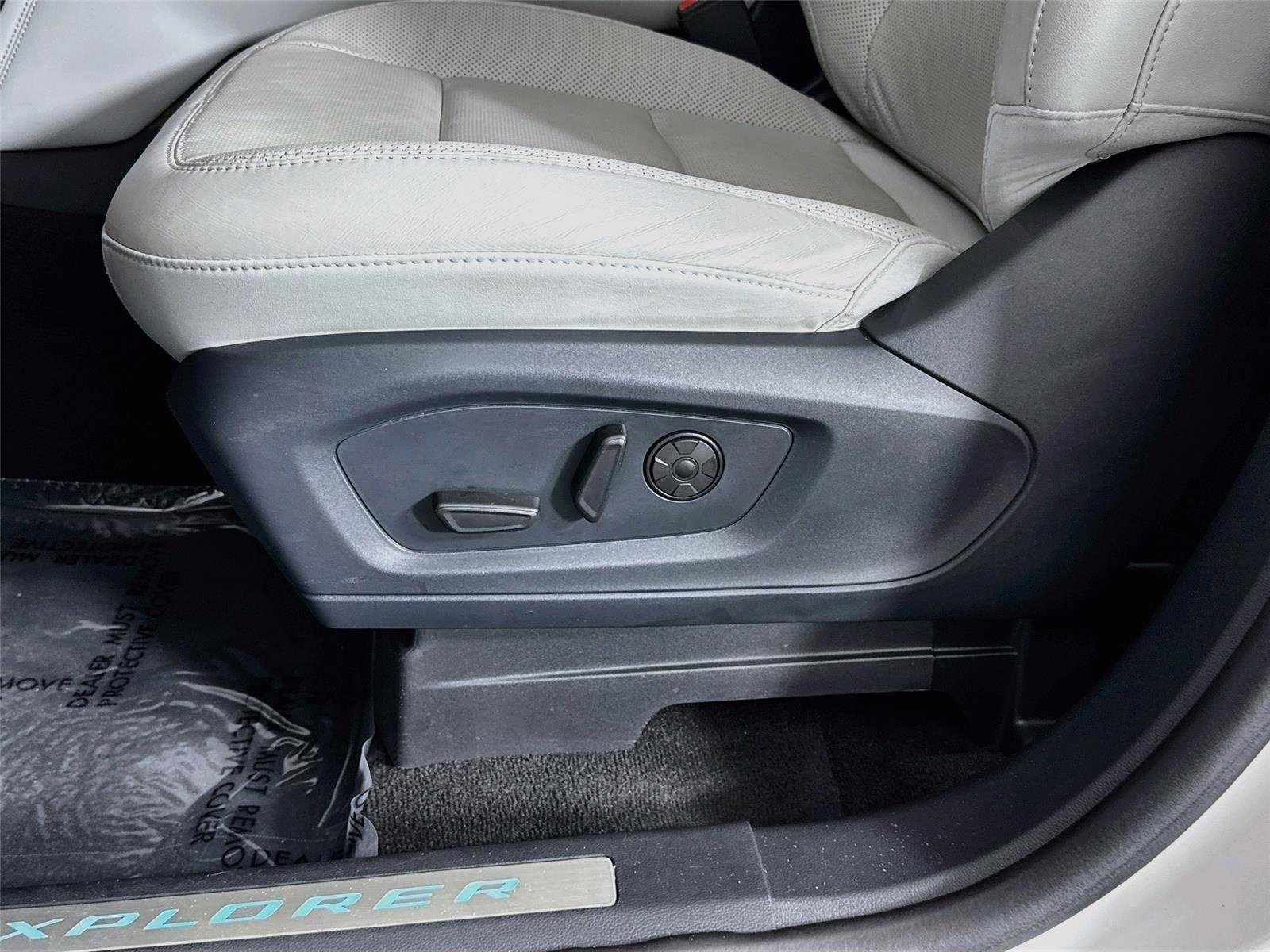 Used 2025 White Metallic Ford Platinum image 22