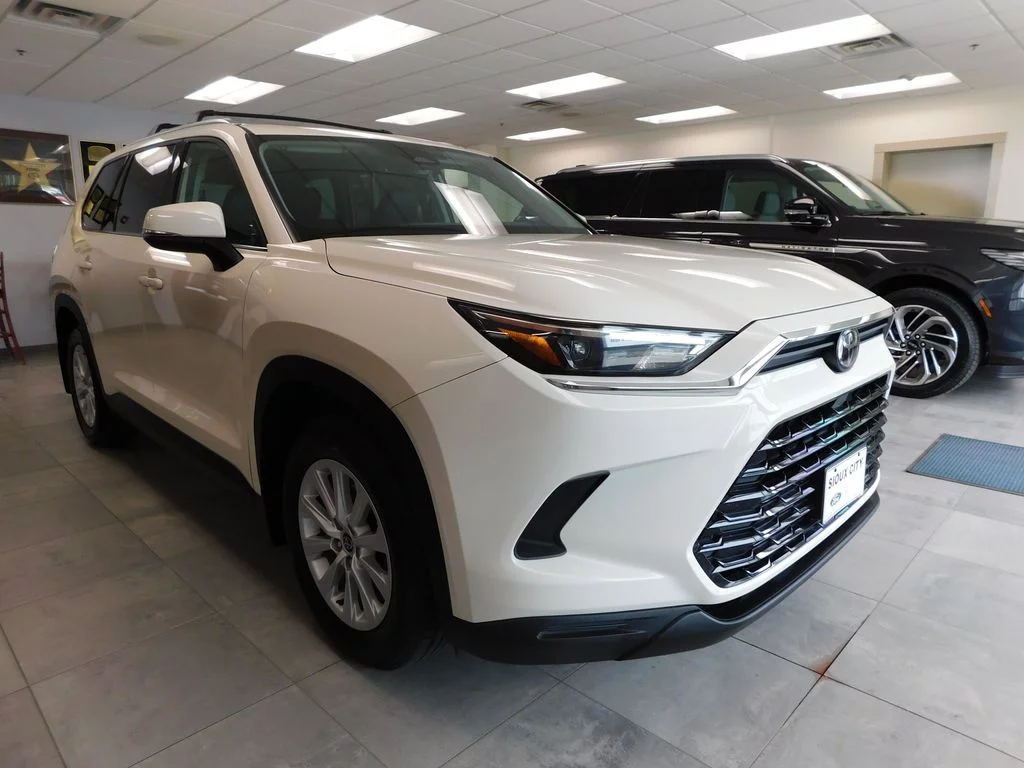 Used 2024 Cream Toyota XLE image 3