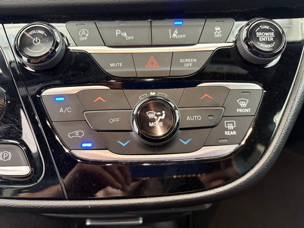Used 2025 White Chrysler Select image 14