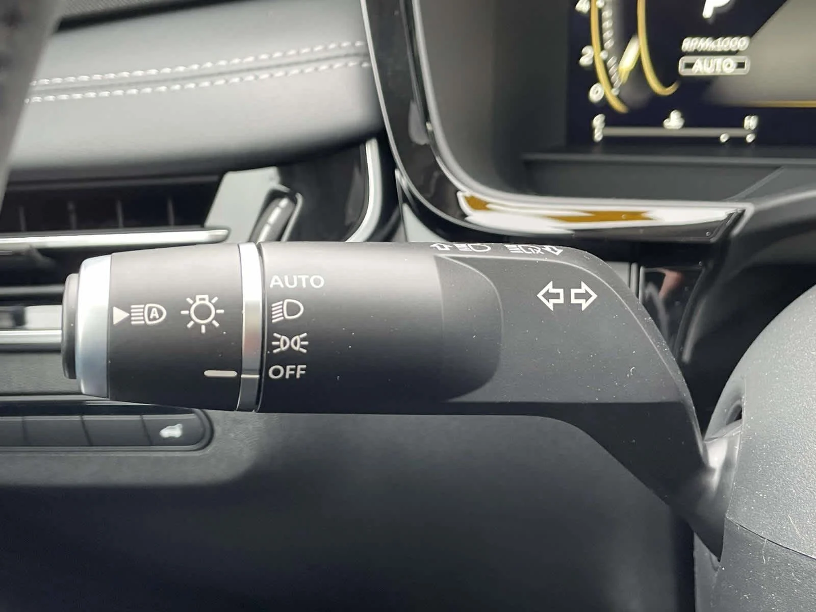 New 2026 Mineral Black INFINITI LUXE image 31