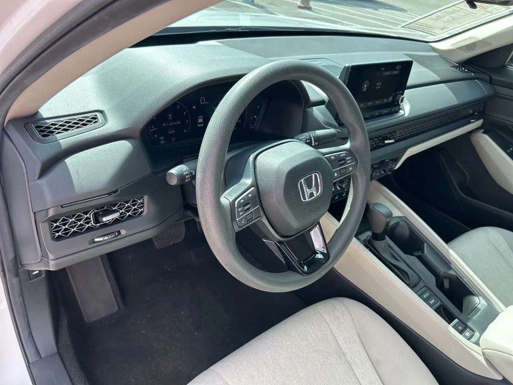 Used 2025 Platinum White Pearl Honda SE image 22