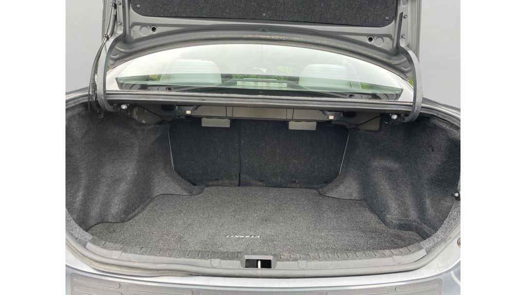 Used 2011 Gray Toyota LE image 9