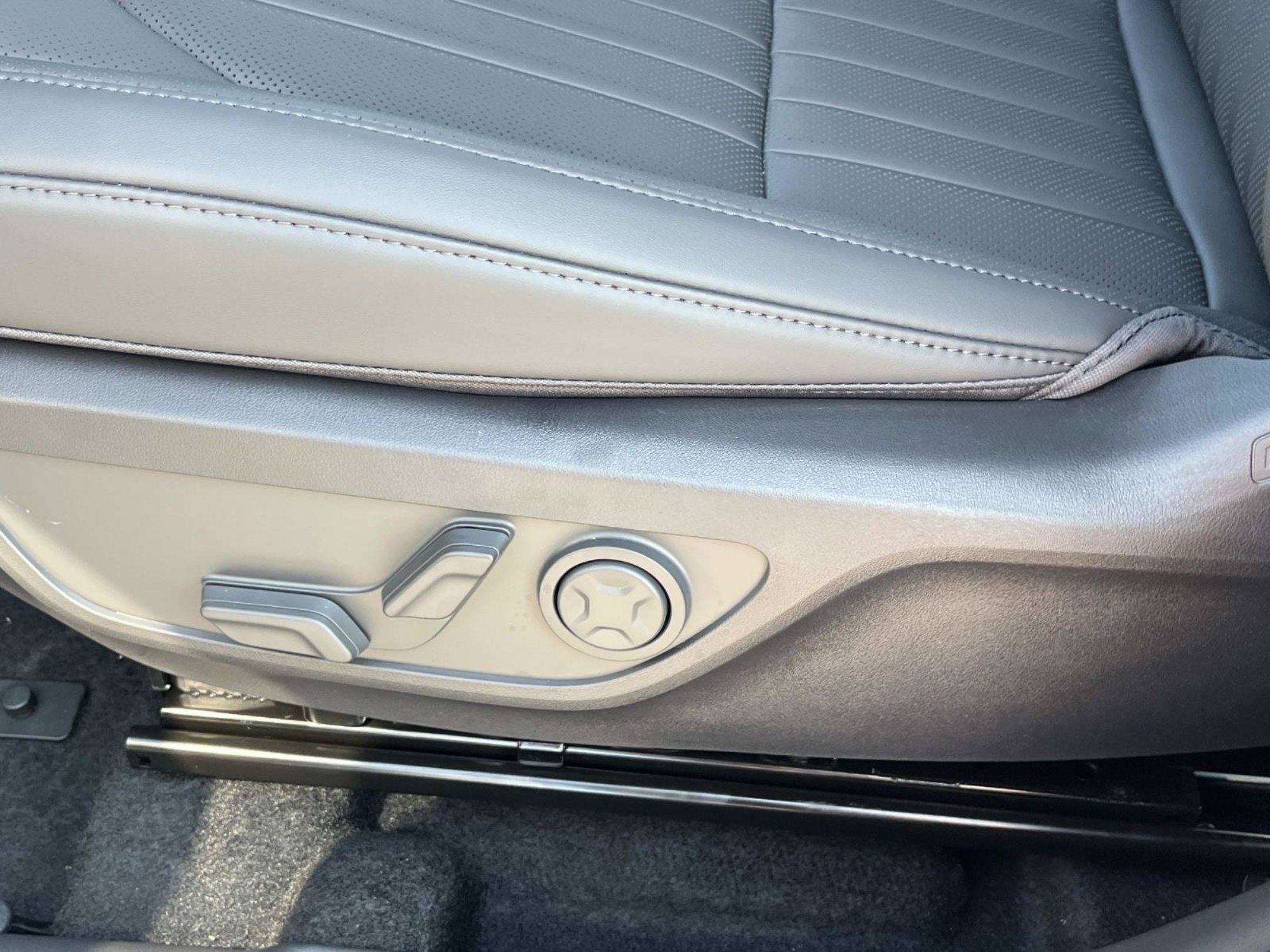 New 2027 Pale Gray Kia X-Line S image 22