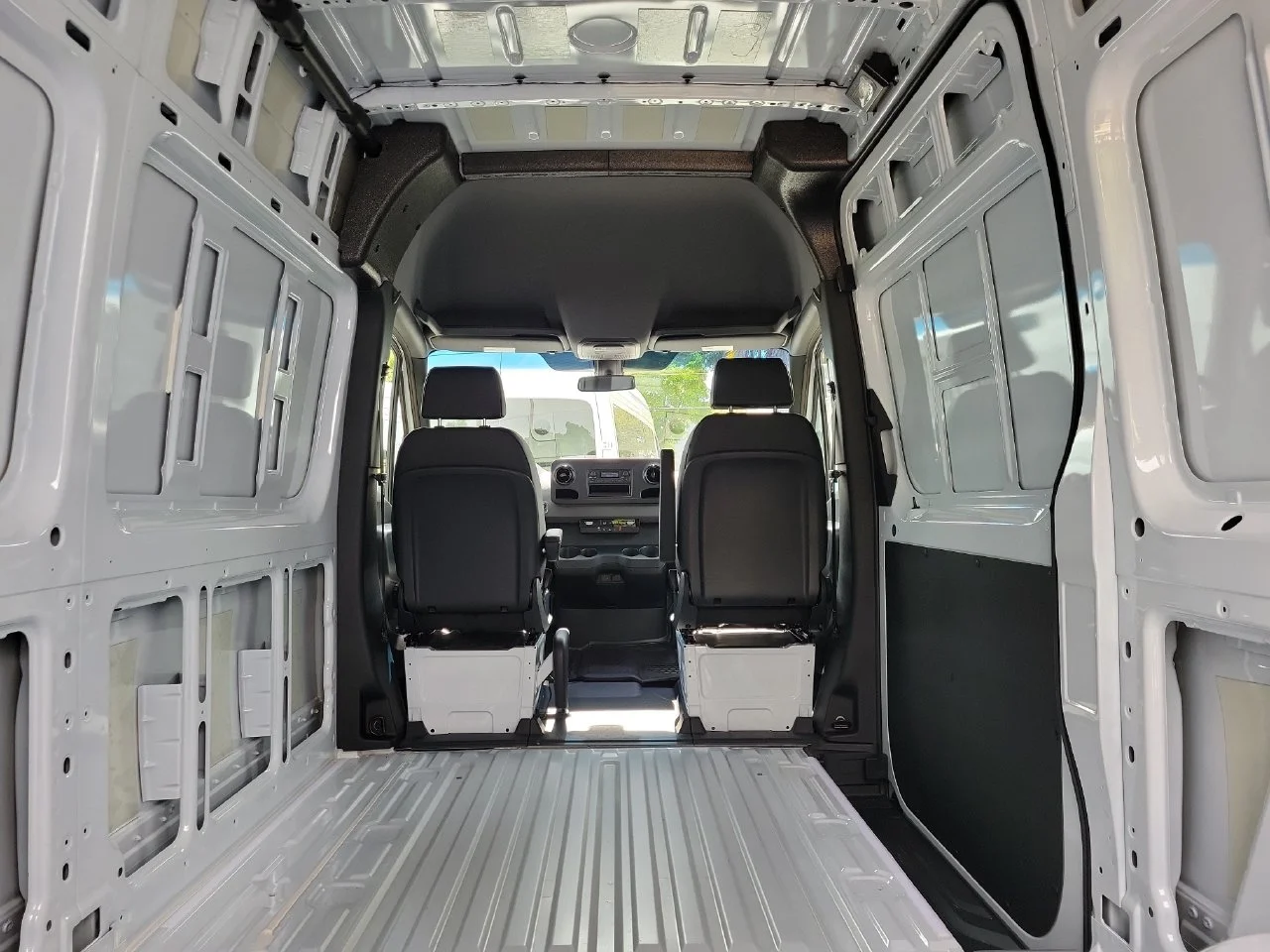 New 2025 Arctic+White Mercedes-Benz Cargo 144 WB image 9