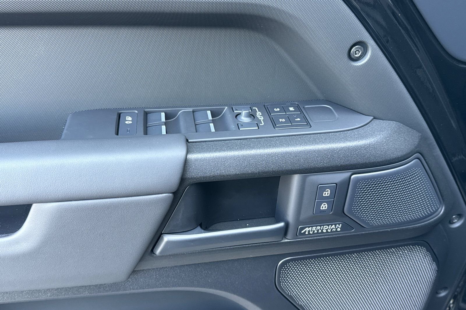 2026 Land Rover Defender OCTA Black - Photo 10
