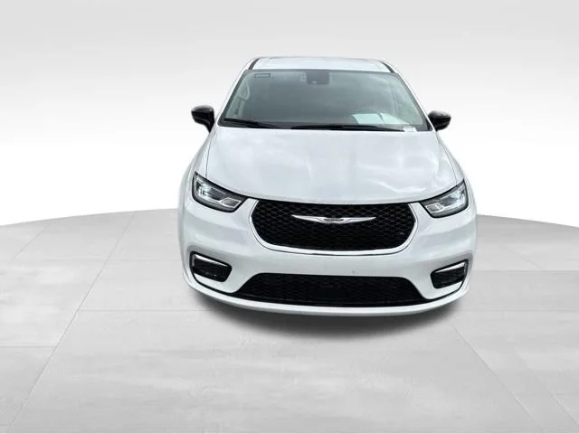 Used 2024 White Chrysler Touring L image 2